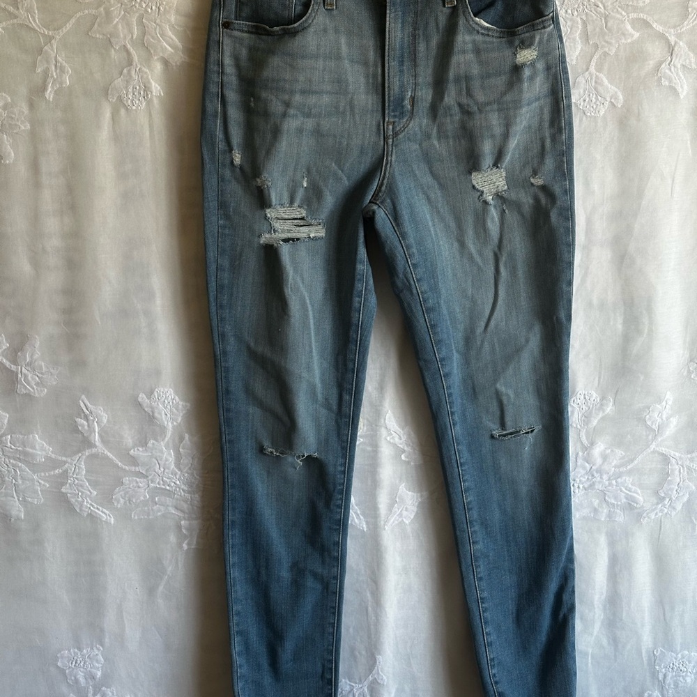 Levi’s 721 High Rise Skinny Jeans – Light Wash Distressed Denim (Size 29)